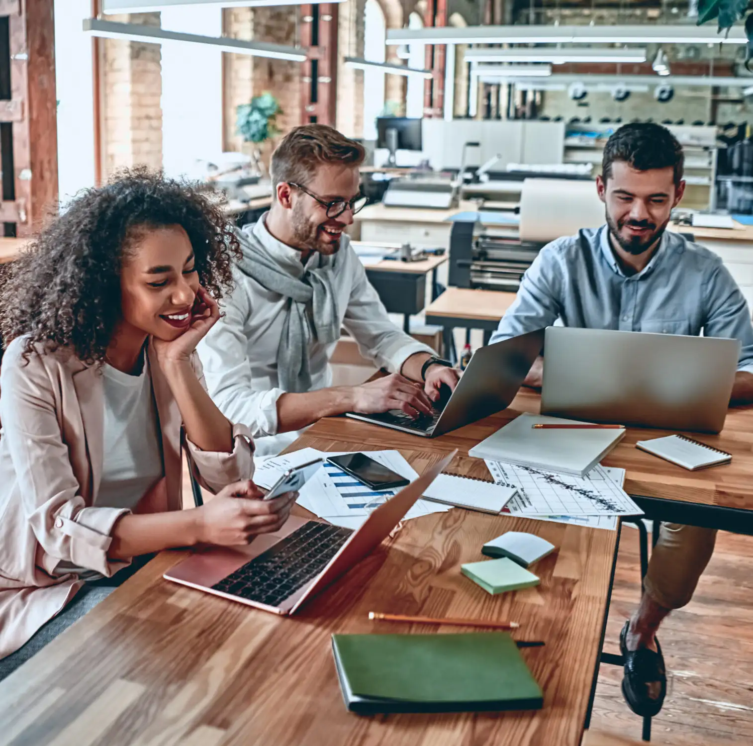 Moderner digitaler Arbeitsplatz mit Microsoft 365